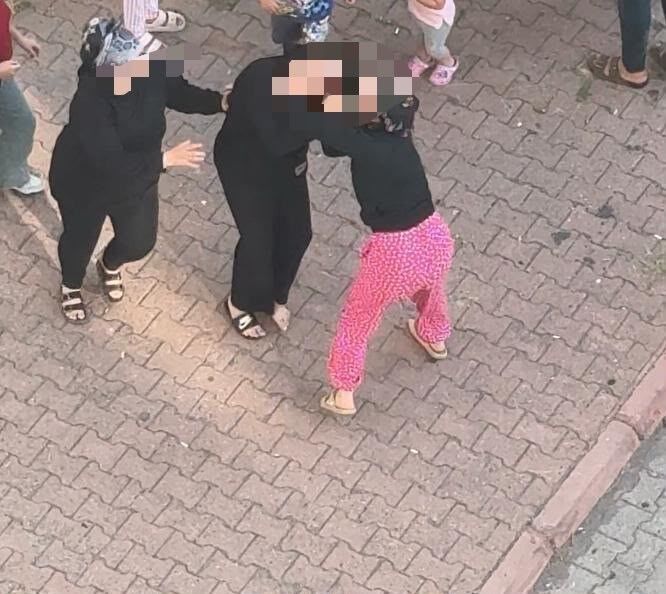 İki kadının saç başa kavgası kamerada