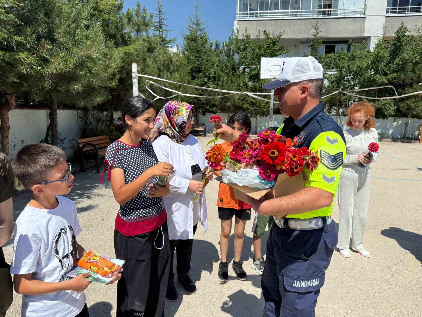 Jandarmadan öğrencilere trafik eğitimi