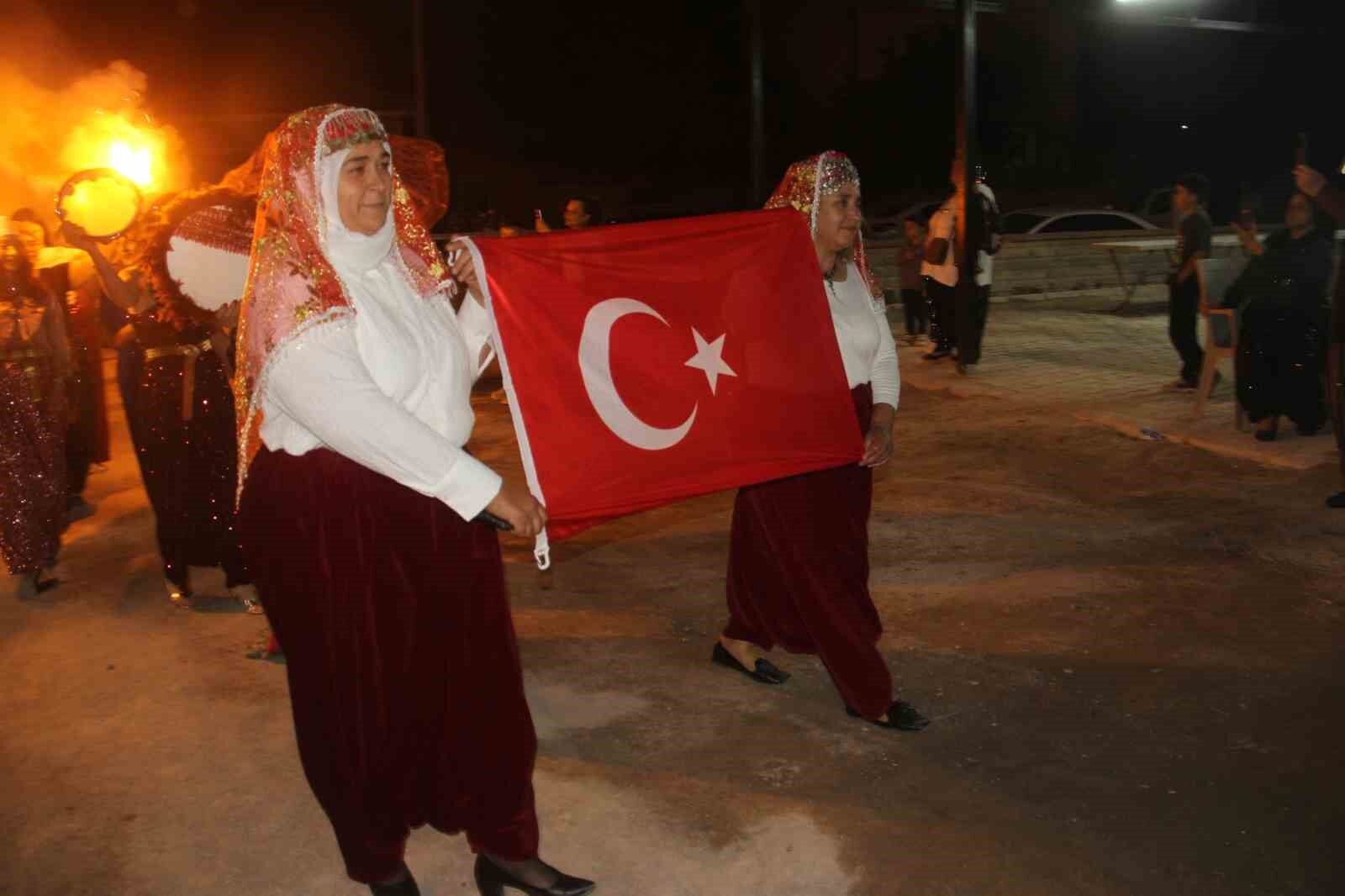 Kadınlar şalvarlarını giydi, doyasıya eğlendi