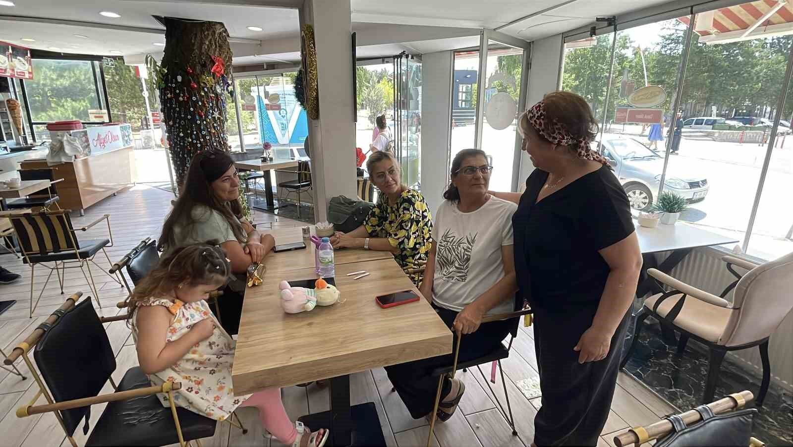 Kesmeye kıyamadığı salkım söğüdü, işletmenin simgesi oldu