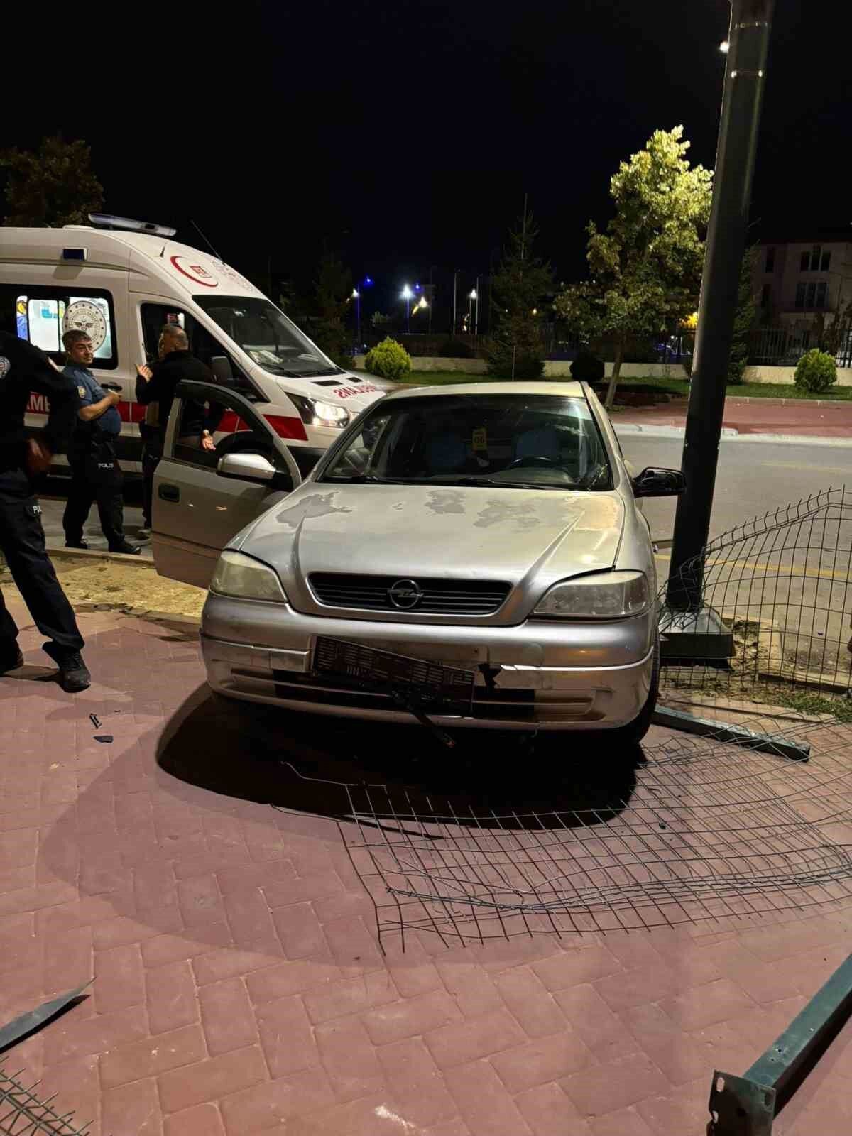 Otomobil refüje çıktı: 1 yaralı