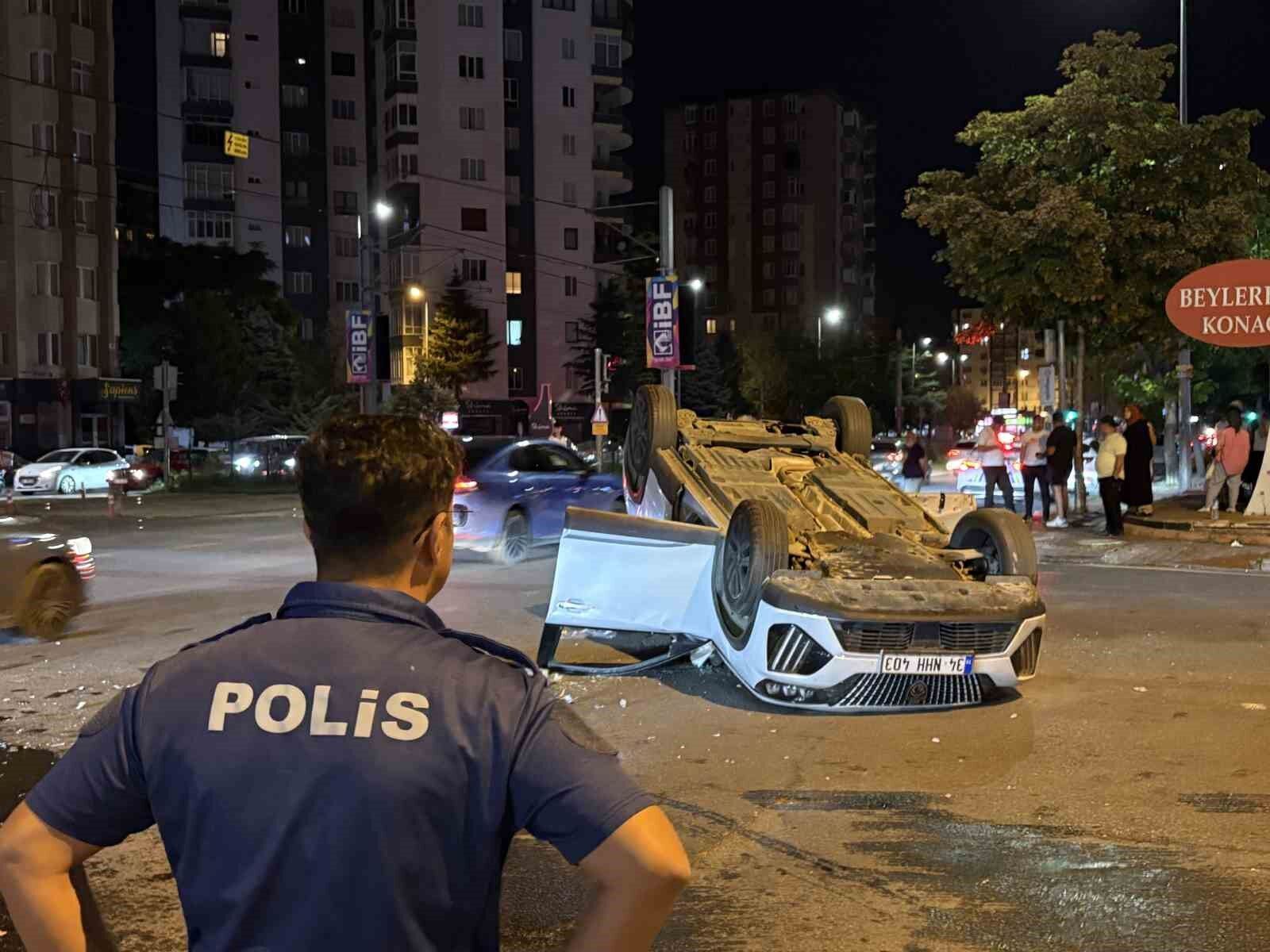 Otomobille çarpışan SUV araç takla attı: 2 yaralı