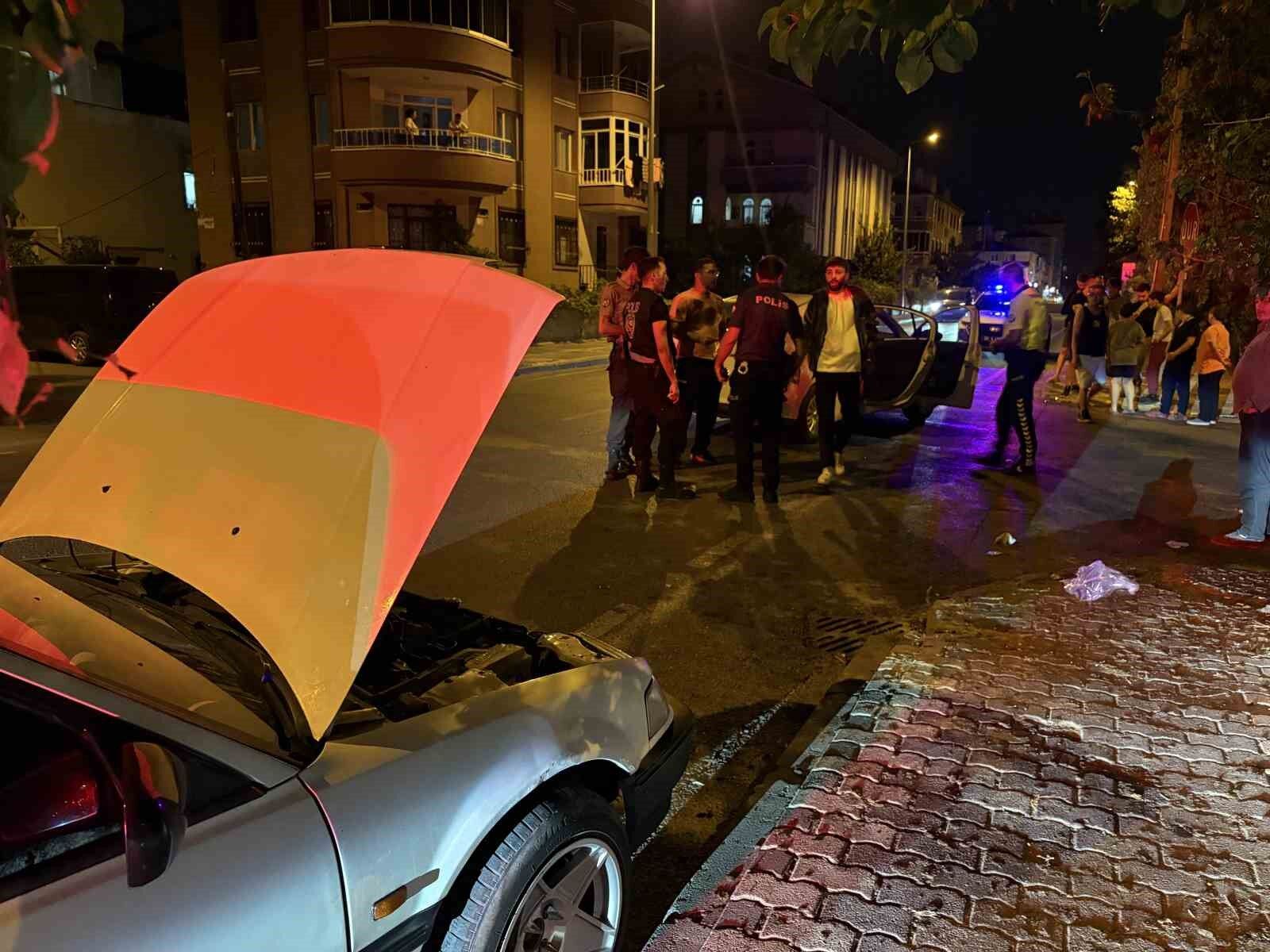 Otomobillerin çarpıştığı kazada sürücülerden biri firar etti: 1'i çocuk, 2 yaralı