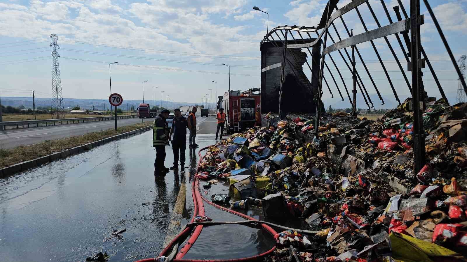 Tırın dorsesinde çıkan yangını itfaiye söndürdü