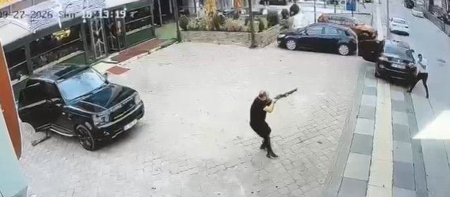 1 kişinin hayatını kaybettiği silahlı kavganın görüntüleri güvenlik kamerasına yansıdı