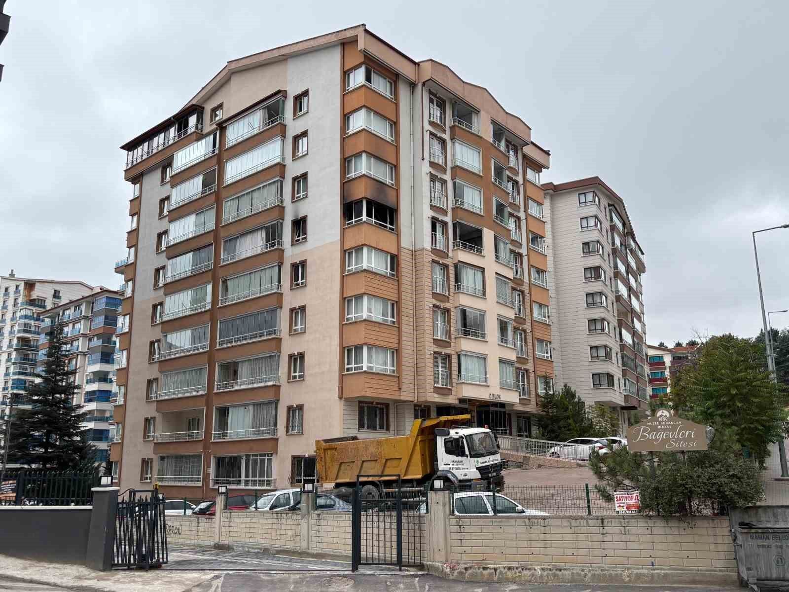 Evde çıkan yangında mahsur kalan anne ile oğlu kurtarıldı