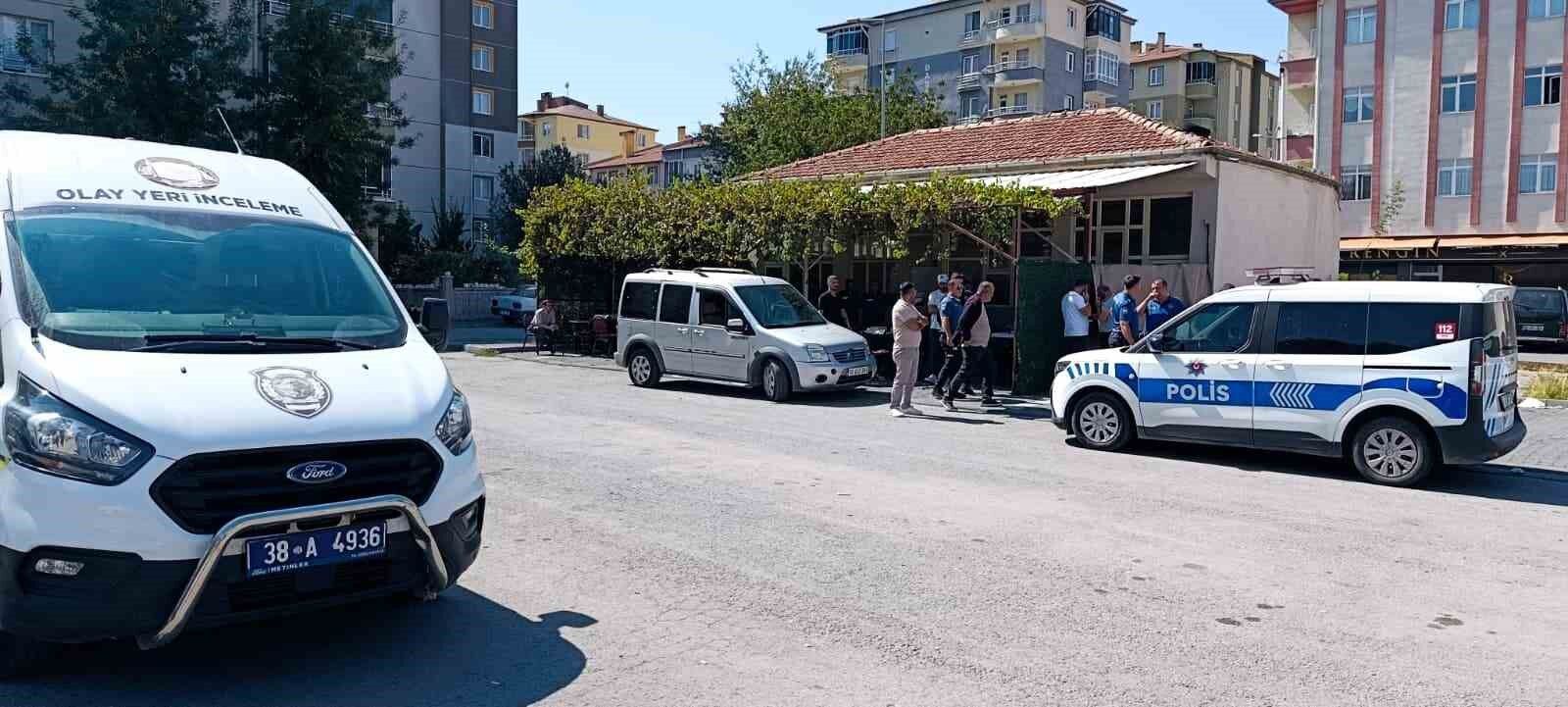 Kıraathane çalışanı husumetlisini tüfekle vurdu