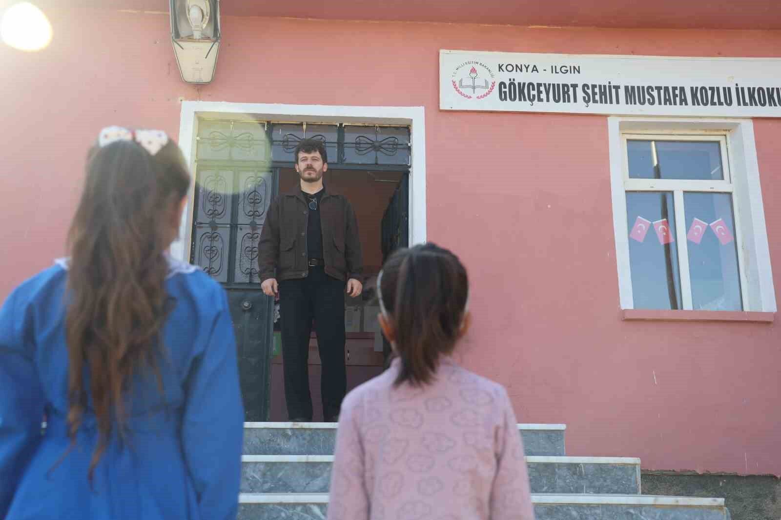 Konya'da bir ilkokulda 2 öğrenci ve 1 öğretmen için ilk ders zili çaldı
