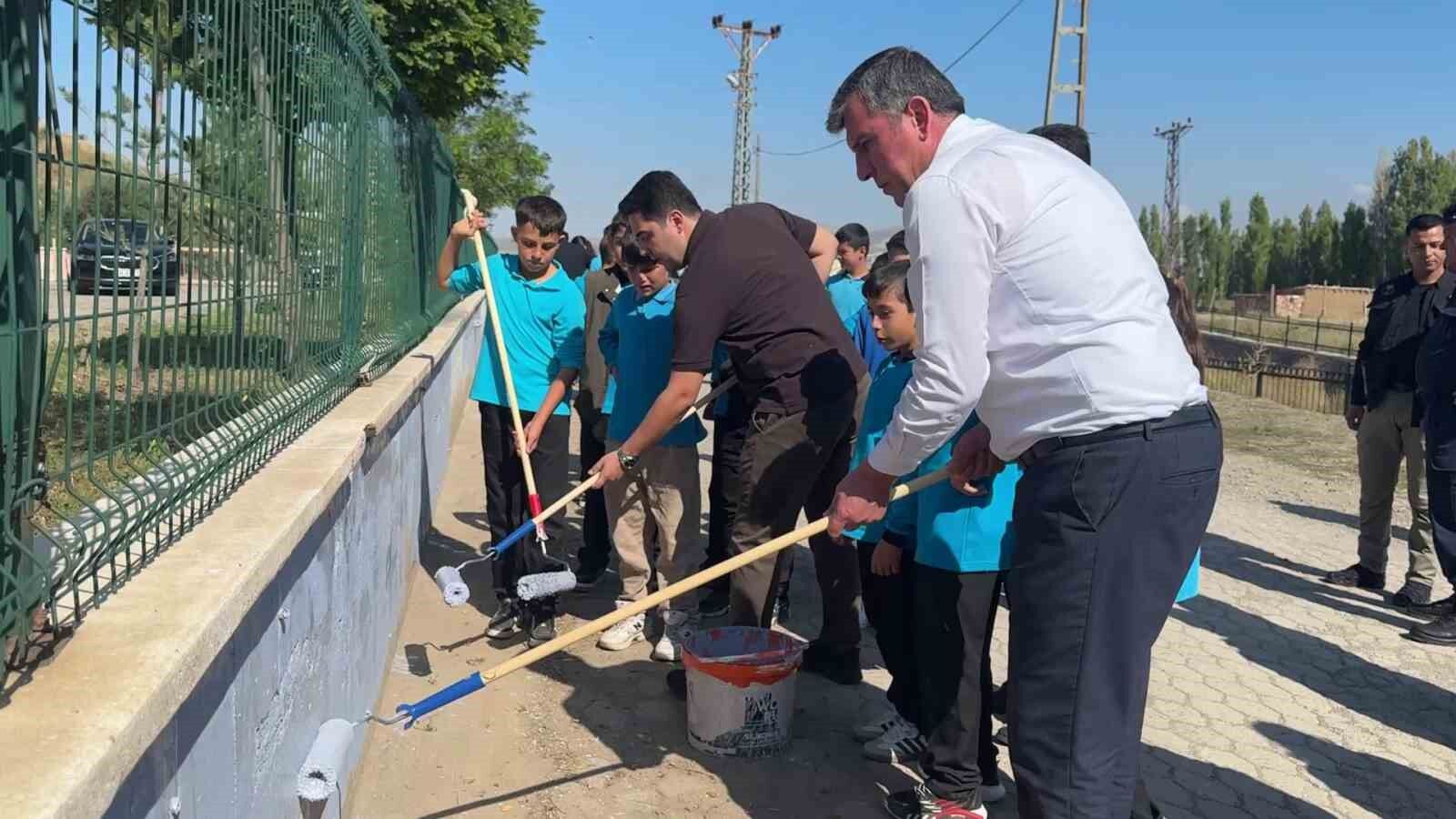 Minik eller ve yöneticiler kolları sıvadı, okulda tadilat yapıldı
