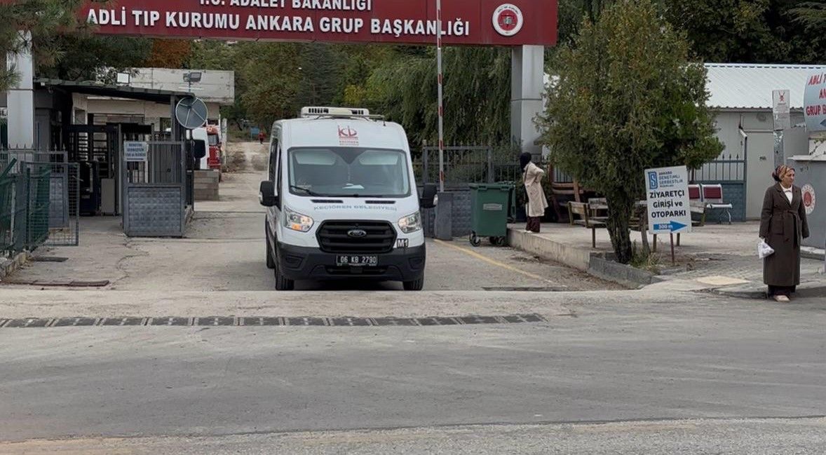 Motosiklet 2 otomobille çarpıştı: 1 ölü, 1'i çocuk 2 yaralı