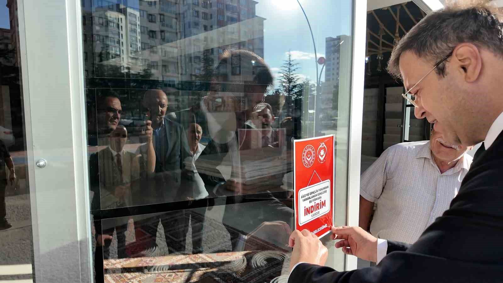 Niğde'de evlenecek gençlere esnaftan destek eli