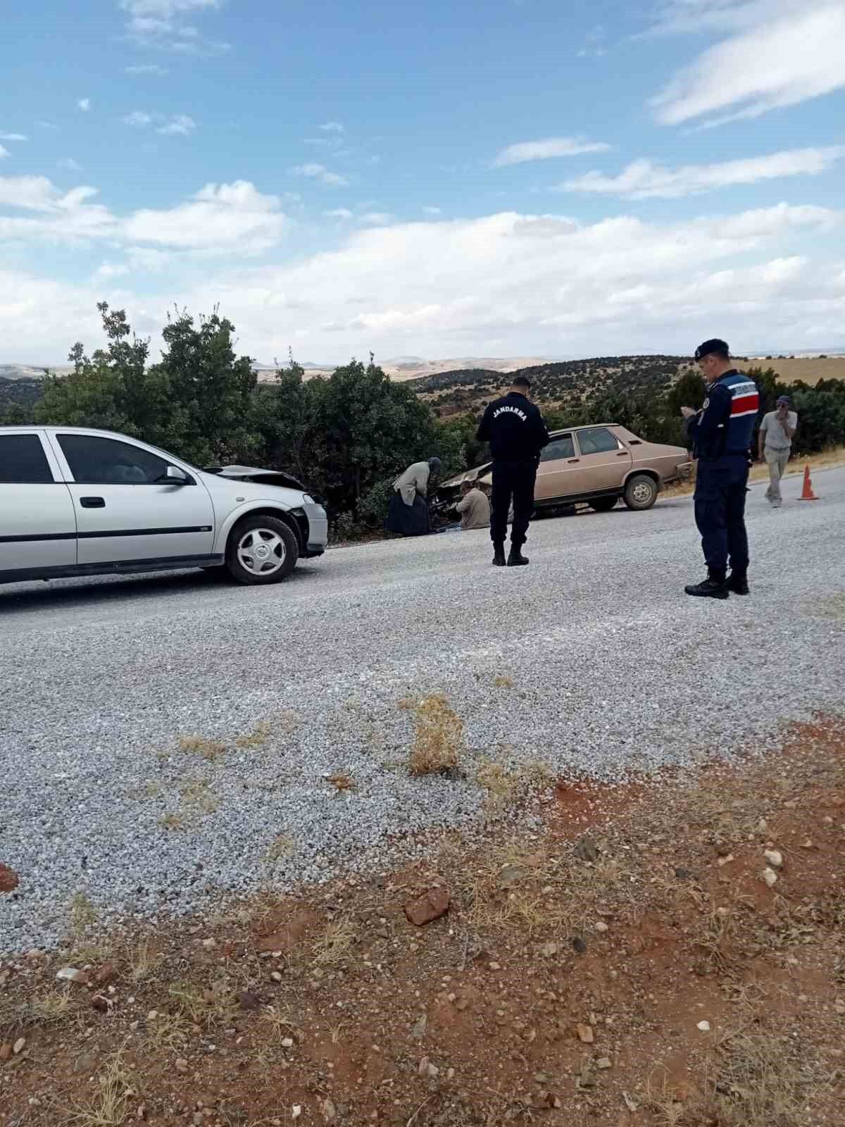 Otomobiller kafa kafaya çarpıştı: 1'i ağır 2 yaralı