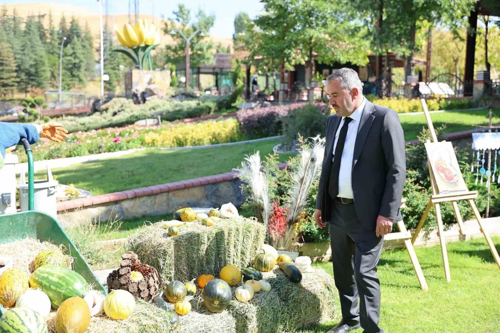 Pursaklar'da bulunan Ata Bahçesi'nde yetiştirilen sebzeler ve meyveler hasat edildi