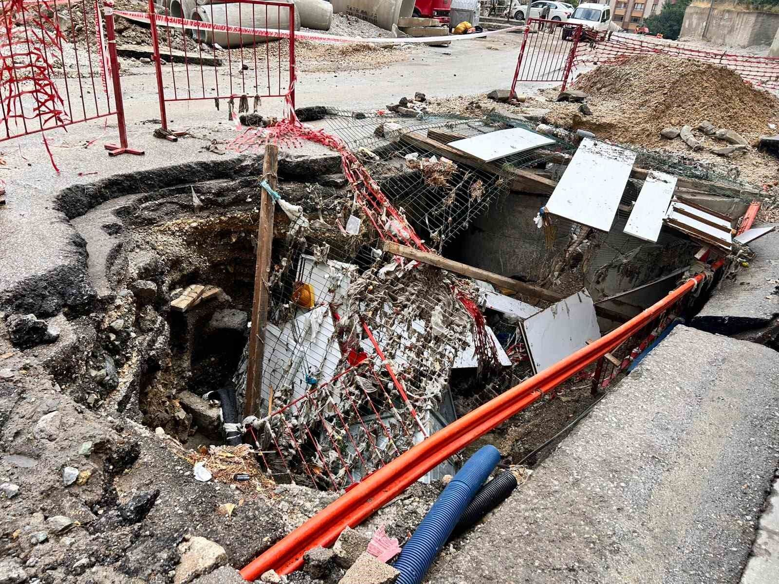 Sel sonrası yol yarıldı, hasarın boyutu gün ağarınca ortaya çıktı