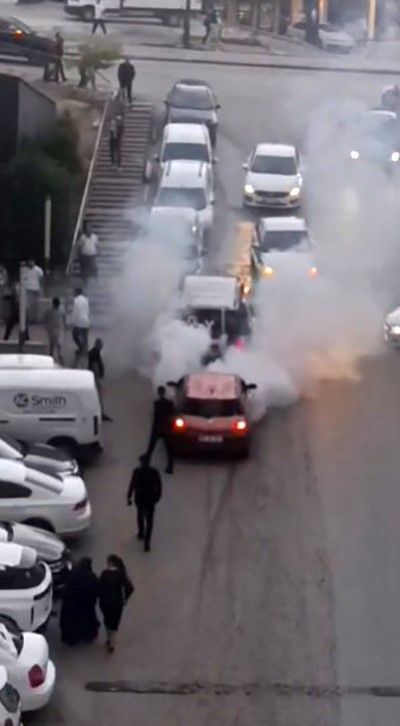 Trafiği tehlikeye atarak lastik yakan sürücüye ceza