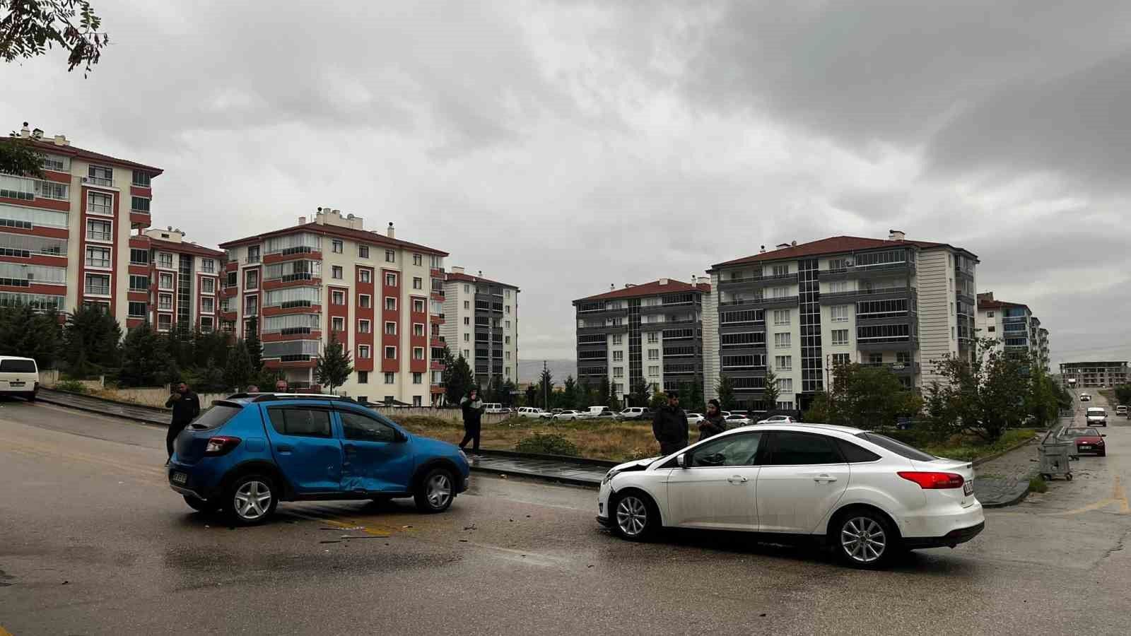 Ankara'da iki otomobil çarpıştı