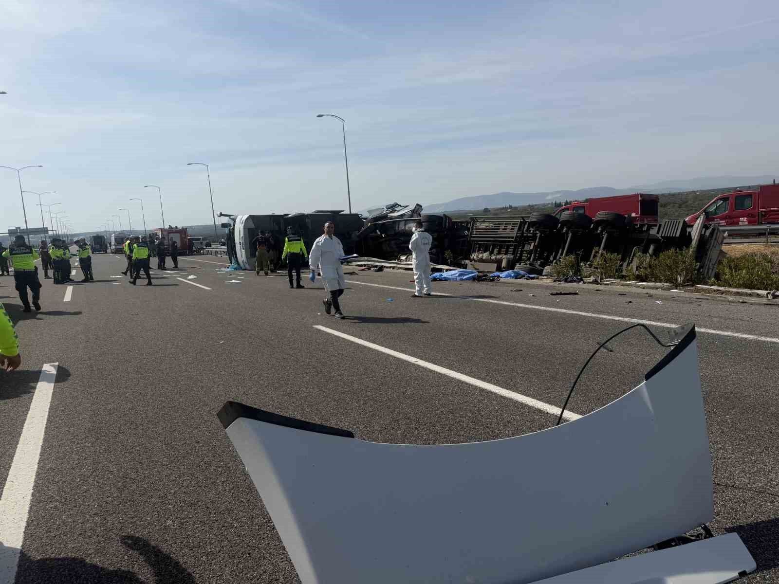Bakan Çiftçi: 'Manisa'nın Akhisar ilçesinde meydana gelen trafik kazasında ilk belirlemelere göre 11 vatandaşımız vefat etmiş, 37 vatandaşımız yaralanmıştır'