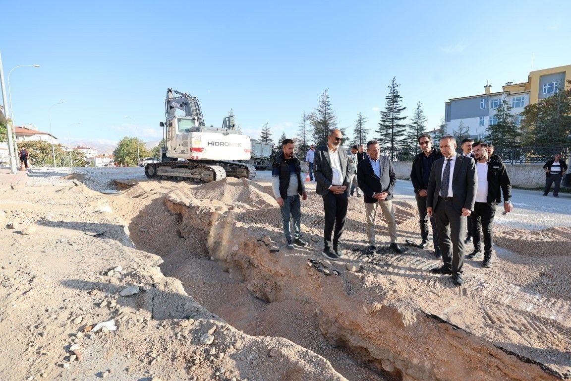 Başkan Özdemir Özbelde Mevkii'nde altyapı çalışmalarını yerinde inceledi