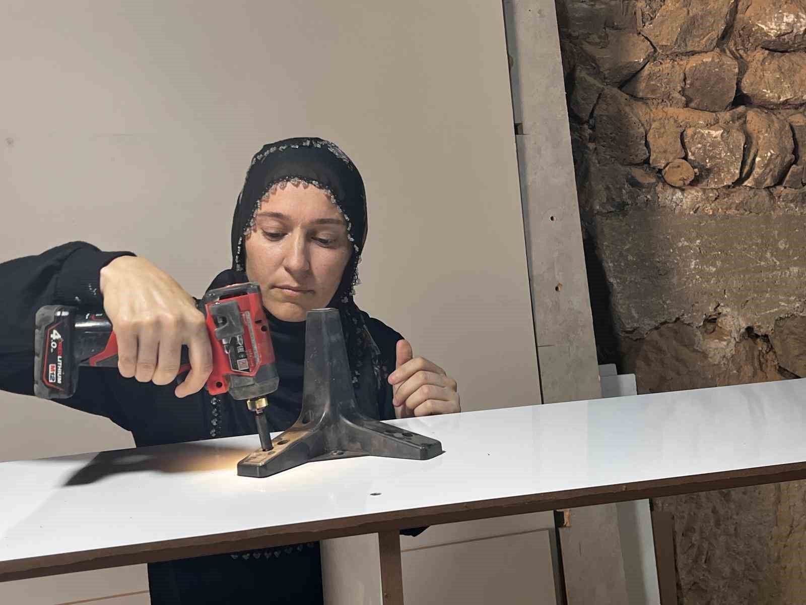 Eşine destek olmak için çıraklığa başladı, mobilya ustası oldu