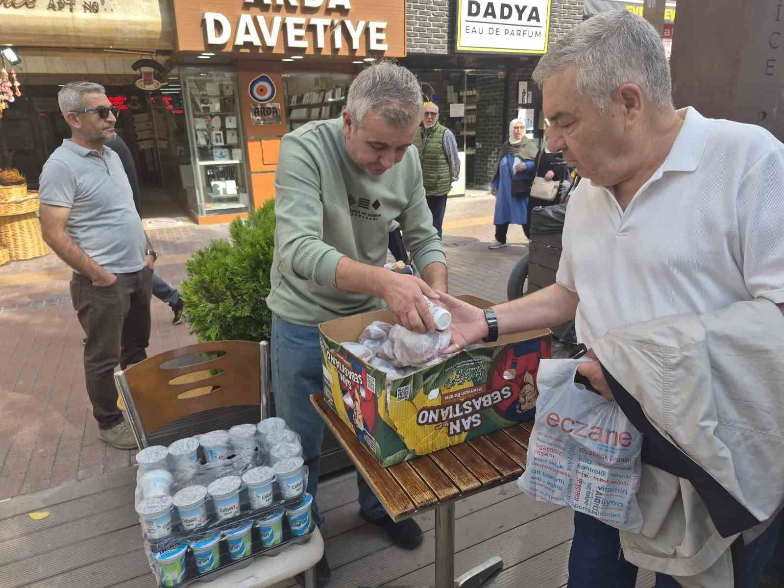 Eskişehir'de hayırseverler ile ihtiyaç sahiplerini buluşturan çaycı