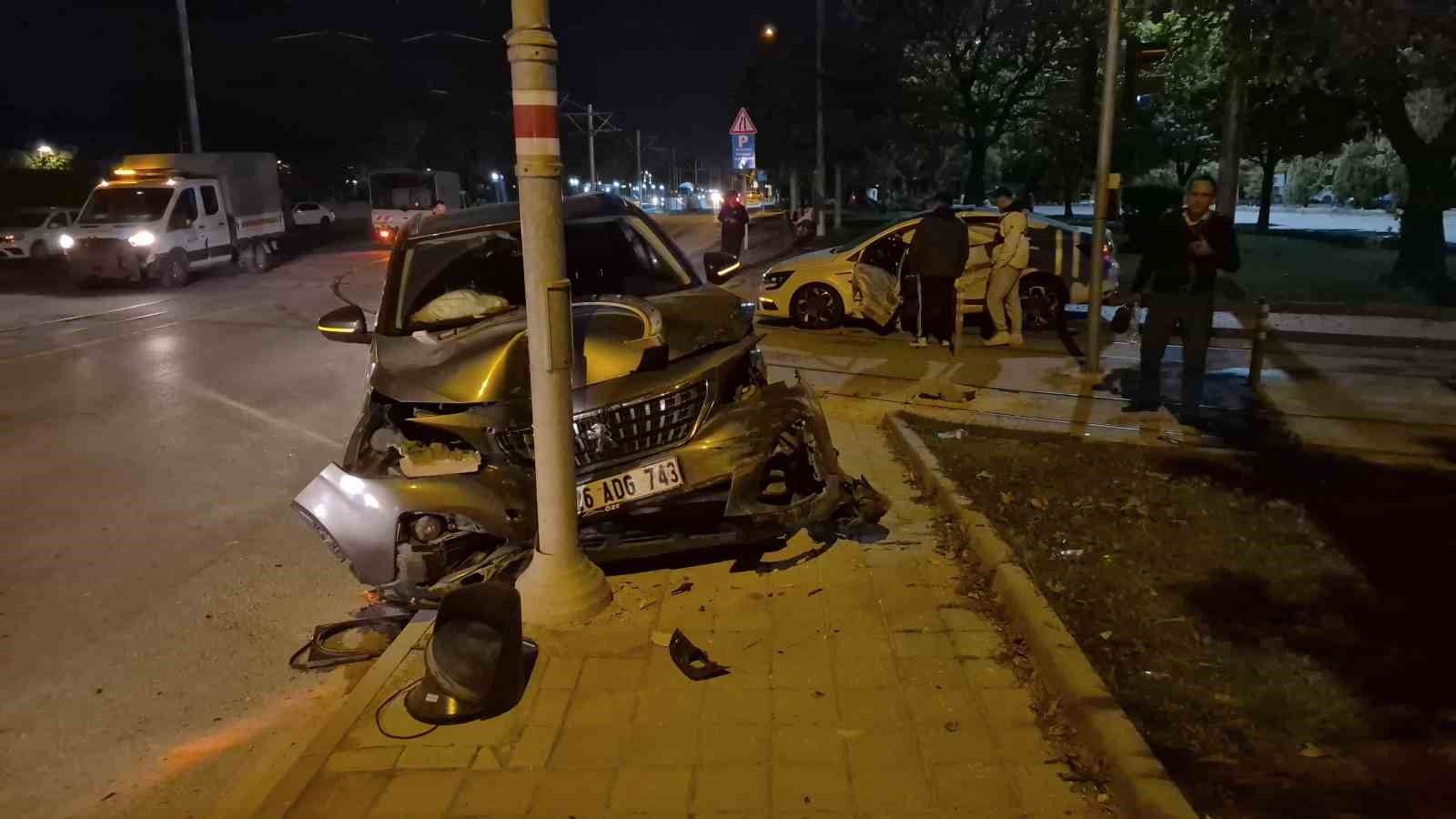 Eskişehir'de iki araç kavşakta çarpıştı: 3 yaralı