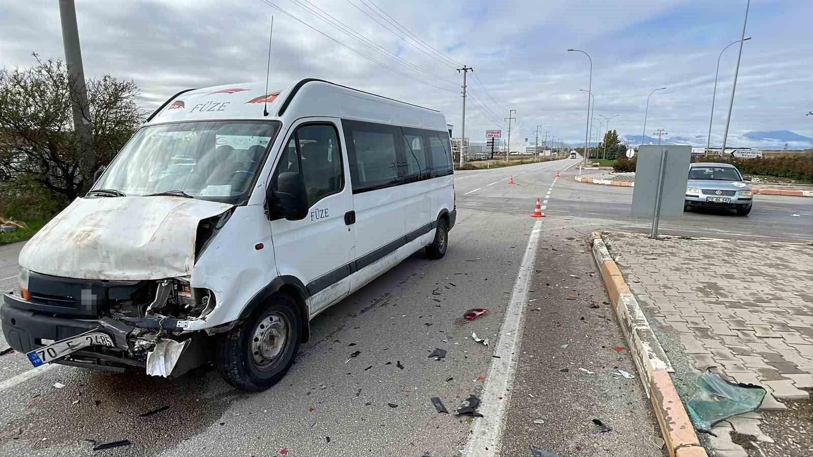 Karaman'da minibüsle otomobil çarpıştı: 1 yaralı