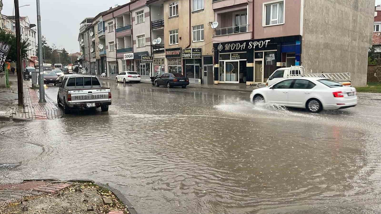 Karaman'da sağanak yağış yolları göle çevirdi