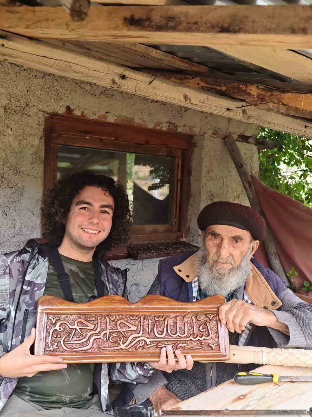 Kızılcahamam'da 60 yıllık gelenek: 93 yaşındaki Hacı Mehmet Özen, yaptığı bastonları ücretsiz hediye ediyor