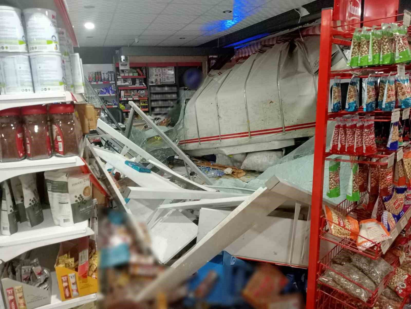 Kontrolden çıkan kamyonet markete girdi: 2 yaralı