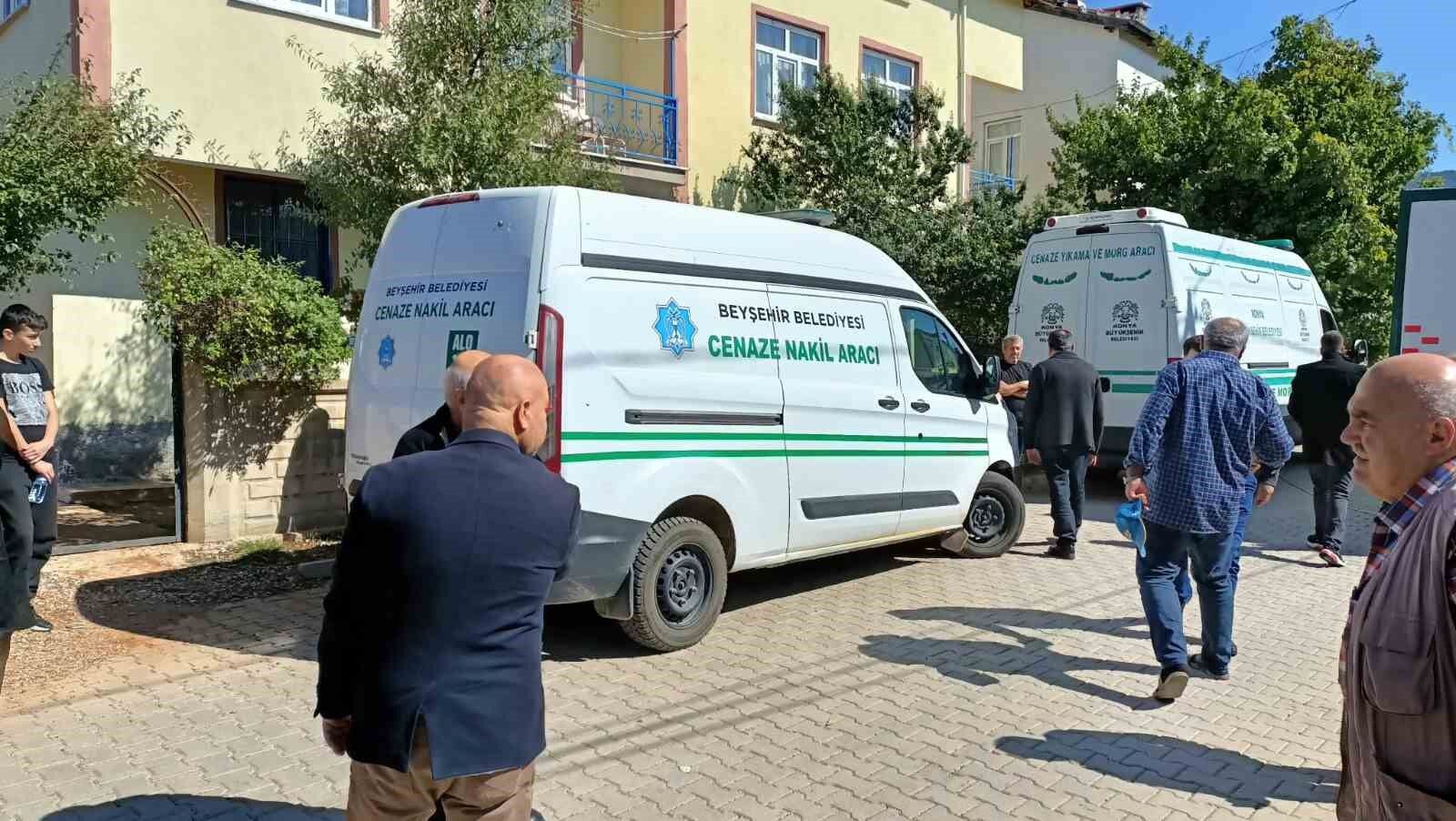 Konya'da kazada hayatını kaybeden aynı aileden 3 kişi son yolculuğuna uğurlandı