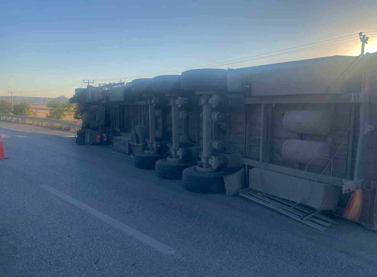Konya'da pancar yüklü tır devrildi: 1 yaralı