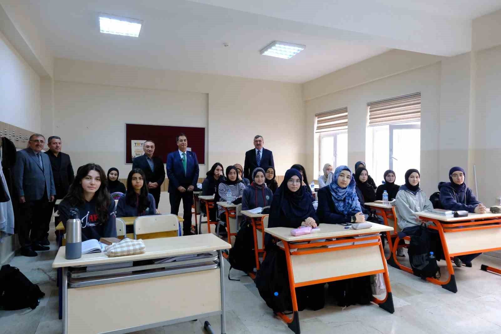 Mezun olduğu okula yıllar sonra rektör olarak döndü
