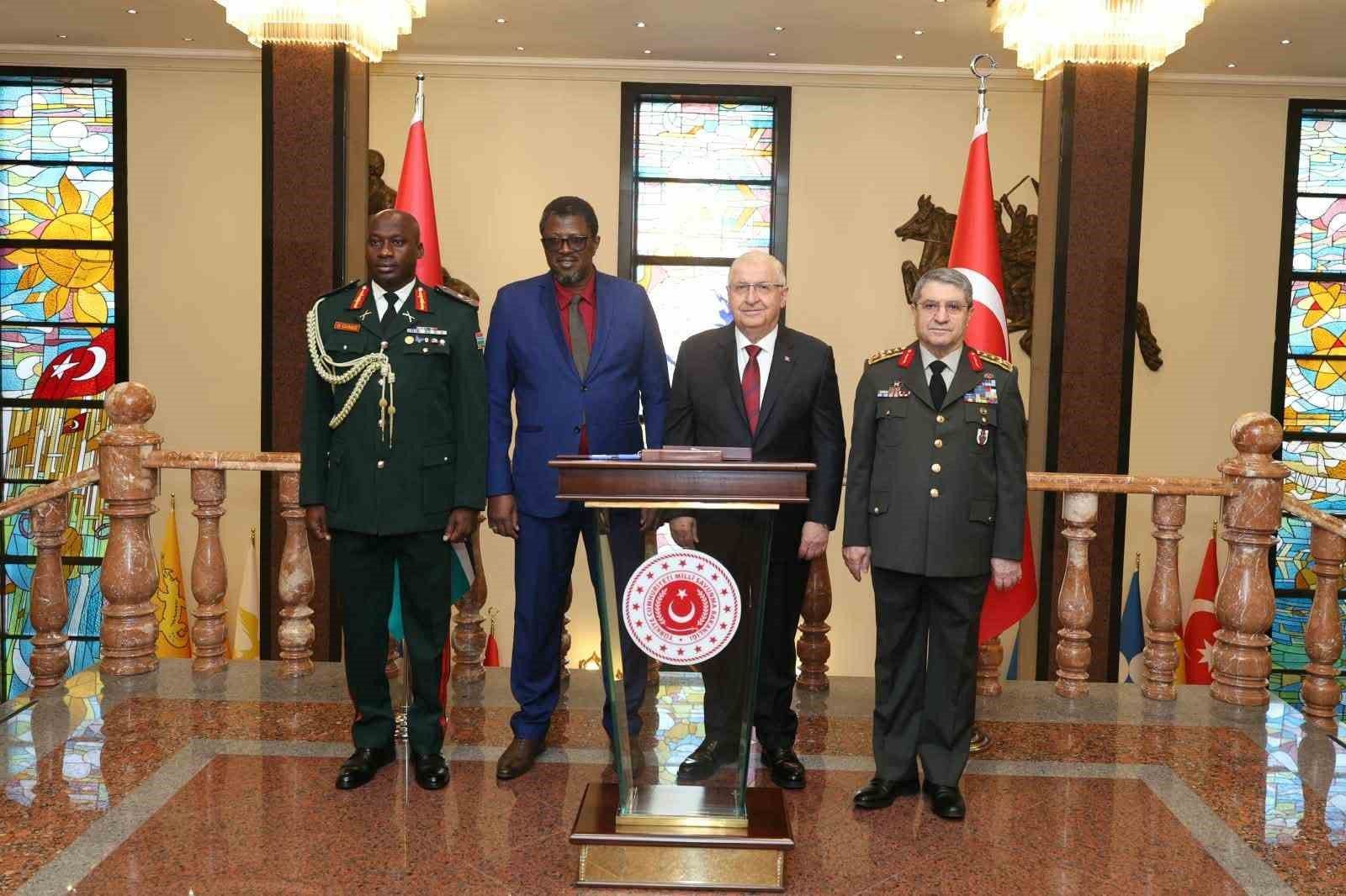 Millî Savunma Bakanı Güler, Gambiyalı mevkidaşı Joof'u askerî törenle karşıladı