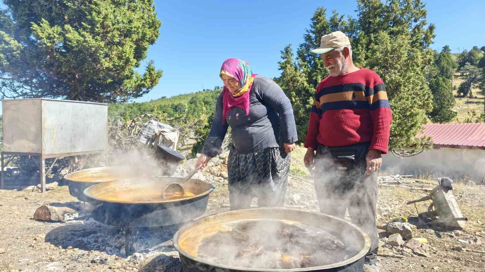 Sahilden yaylaya uzanan doğal yaşam ve Toroslar'da harnup pekmezi mesaisi