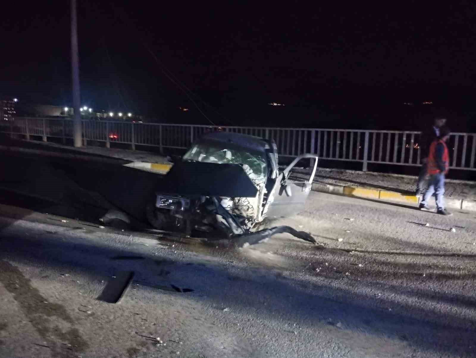 Sivas'ta aydınlatma direğine çarpan otomobilin sürücüsü yaralandı