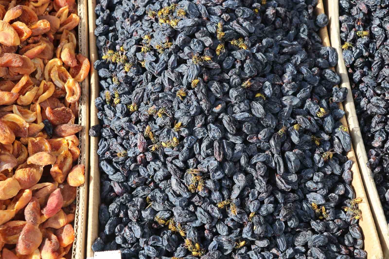 Sivas'ta yaban arıları tezgahların davetsiz misafirleri oldu