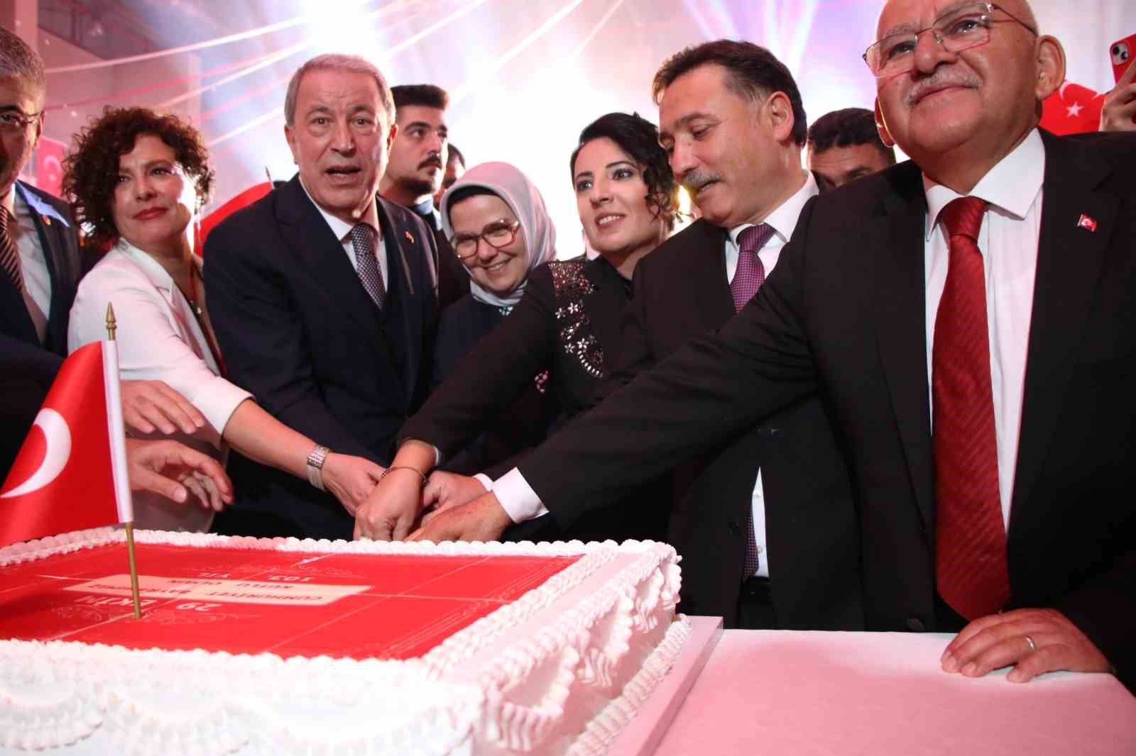 Vali Gökmen Çiçek: 'Tarihi mücadelelerle, zaferlerle şekillenmiş köklü bir milletin evlatlarıyız'